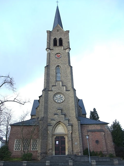 Blick auf den Turm der St. Evergisluskirche