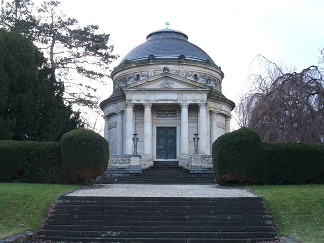 Blick auf das Mausoleum von Carstanjen