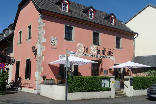 Blick auf die historische Gaststätte "Im Steinhaus"